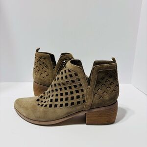 Croma Vintage Laser Cut out
Ankle Heels boots Size-10M